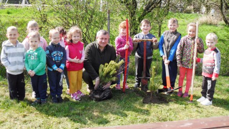 Deň Zeme-sadíme stromčeky v našej škôlke